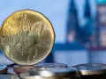 Czeska moneta 20 koron z wizerunkiem św. Wacława na koniu. Zastanawiasz się, ile kosztuje obiad w Czechach?