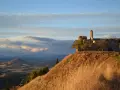 Ruinas de un castillo en un cerro, con un paisaje de la Alcarria al fondo. El mirador ofrece vistas espectaculares.