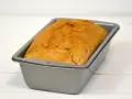 Frisch gebackenes Brot in einer Kastenform, bereit zum Genießen. Perfekt, um Brot darin zu backen.