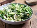 Zielona sałatka z pak choi, groszku cukrowego i cebuli, posypana sezamem. Idealna do dań kuchni azjatyckiej, świetne kapusta pak choi przepisy.