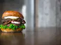 Ile kcal ma Twój burger? Odkryj ukryte kalorie i jedz fit!