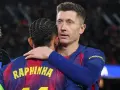 Robert Lewandowski obejmuje Raphinhę. Obaj piłkarze FC Barcelony, którzy mogą zapisać się w historii La Liga.