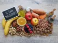 Owoce, orzechy, nasiona, czosnek i olej – te produkty pomagają obniżyć trójglicerydy.