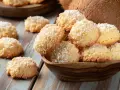 Pyszne ciasteczka keto z mąki kokosowej, posypane wiórkami, kuszą swoim wyglądem i zapachem. Idealne na dietę ketogeniczną.