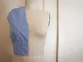 Mannequin de couture présentant un corsage bleu à pois blancs, esquisse d'une future robe de mariée couture.