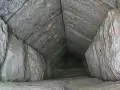 Inuti en pyramid, där stenblocken möts som en gigantisk rubiks kub pyramid.