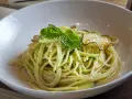 Spaghetti alla Nerano con calabacín y albahaca en un cuenco blanco.