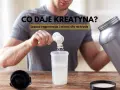 Mężczyzna dodaje kreatynę do shakera, co daje lepszą regenerację i więcej siły na trasie.