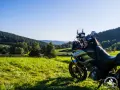Motocykl Yamaha zaparkowany na łące, w tle malownicze wzgórza Bieszczad. Idealne miejsce na przejażdżkę pętlą bieszczadzką.