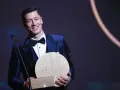 Robert Lewandowski z nagrodą, która może symbolizować jego drogę do zdobycia wielu złotych piłek.