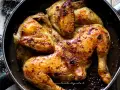 Pollo alla diavola dorato e succulento, cotto in padella con spezie piccanti.