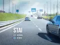 Sulla strada, auto e camion procedono. "STAI ATTENTO" è scritto, ricordando l'art. 79 CDS.