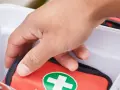 Co znajdziemy w apteczce pierwszej pomocy? Kluczowe elementy, które musisz mieć
