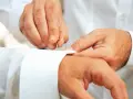 Jak zapinać spinki do koszuli, aby uniknąć powszechnych błędów