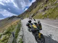 Złoty motocykl na górskiej drodze w Rumunii. Podróż motocyklem po Rumunii, koszty paliwa i noclegów.