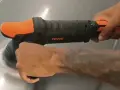 En person använder en polermaskin med borrmaskin för att polera en yta.