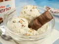 Schon mal daran gedacht, bueno Eis selber zu machen? Hier ist eine Schüssel voll cremigem Eis mit Bueno-Stückchen und einem Bueno-Riegel.