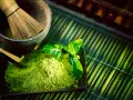 Matcha: Z czego jest zrobiona? Cała prawda o zielonym proszku