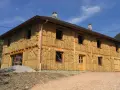 Maison en paille en construction, 100m2. Le prix de cette maison écologique est attractif.