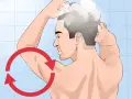 Hombre lavándose el cabello en la ducha, con un círculo rojo indicando un movimiento repetitivo, como si fuera un grano interno que necesita atención.