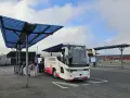 Autobus Aerobus Paris-Beauvais czeka na pasażerów pod niebieskim zadaszeniem.