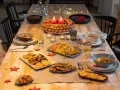 Festlich gedeckter Tisch mit leckerem Essen, bereit für das weihnachtsessen einen tag vorher vorbereiten. Kerzen brennen, Nüsse und Tannenzapfen schmücken.