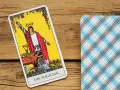 El Mago, carta I del tarot Marsella, con su varita y símbolos de poder, listo para la lectura.