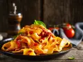 Pappardelle z sosem pomidorowym i bazylią. Szybki obiad bez mięsa, idealny na każdy dzień.