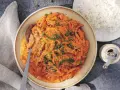 En krämig korvgryta, perfekt för ett snabbt och gott korvgryta recept. Serveras med fluffigt ris och toppas med färsk persilja.