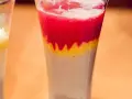 Warstwowy drink z sokiem bananowym, truskawkami i czymś żółtym. Wygląda pysznie!