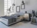 Un letto grigio chiaro con copriletto coordinato, cuscini a righe e piante decorative. Un'atmosfera rilassante per ogni camera.