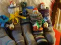 Gestrickte Nikolausstiefel mit Schokoladen-Nikoläusen und Kugeln. Wann ist Nikolaustag? Bald!