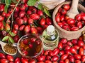 Frische Hagebutten, Tee, Öl und getrocknete Früchte – alles für leckere Hagebutten Rezepte.