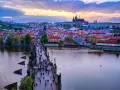 Zachód słońca nad Pragą, tłumy na Moście Karola. Czy do Czech potrzebny jest dowód? Nie, wystarczy paszport lub dowód osobisty.
