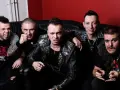Pięciu mężczyzn w skórzanych kurtkach i z rockowymi fryzurami, jakby gotowi na nocny koncert. Wyglądają jak zespół nocny kochanek.