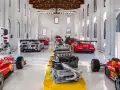 W muzeum Ferrari można podziwiać rzędami silniki i wyścigowe bolidy.