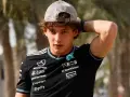 Kimi Antonelli, con gorra y camiseta de Mercedes-AMG Petronas, se toca la cabeza.