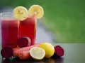 Dwa szklanki soku z buraków, marchewki i cytryny. Czy zakwas buraczany pić rano czy wieczorem? Zależy od Ciebie!