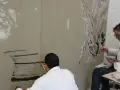 Deux artistes en pleine formation dessin CPF, l'un esquisse un paysage, l'autre travaille sur une composition abstraite.
