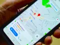 Na ekranie telefonu widać mapę Google z zaznaczoną lokalizacją. Pokazuje, jak wysłać pinezkę z lokalizacją, np. do sklepu Morley Butchers.