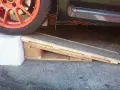 Jak zrobić najazdy samochodowe? Prosty DIY z palet i betonu, by podnieść auto.