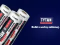 Trzy rolki wełny szklanej TYTAN PROFESSIONAL z różnymi parametrami lambda (0,039, 0,035, 0,033) do izolacji.