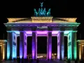 Brandenburger Tor in bunten Farben beleuchtet, ein magischer Anblick bei der festival of lights tour.
