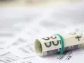 Zrolowane banknoty na dokumentach podatkowych. Czy to odzwierciedla, ile zarabia profesor na uczelni?