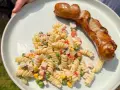 Ein herzhafter Nudelsalat mit Erbsen, Mais und Schinken, perfekt als Beilage zu einer gegrillten Wurst. Was passt zu Nudelsalat? Diese Kombination!
