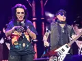 Alice Cooper i Johnny Depp na scenie. Johnny Depp gra na gitarze w zespole.