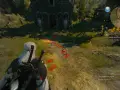 Geralt podąża tropem, który prowadzi do starego cmentarza. Wiedźmin jak malowany, gotów do akcji.