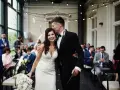Szczęśliwa para młoda po ceremonii. Jak zaplanować ślub? Warto zacząć od tego, by mieć taką radość!
