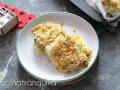Due gustose seppie al forno, dorate e croccanti, servite su un piatto bianco.