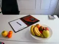 Planificador semanal con calculadora y fruta, ideal para organizar los horarios de camareros en restaurantes.
